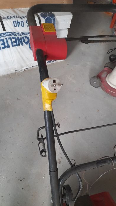 Kosiarka elektryczna z napędem.