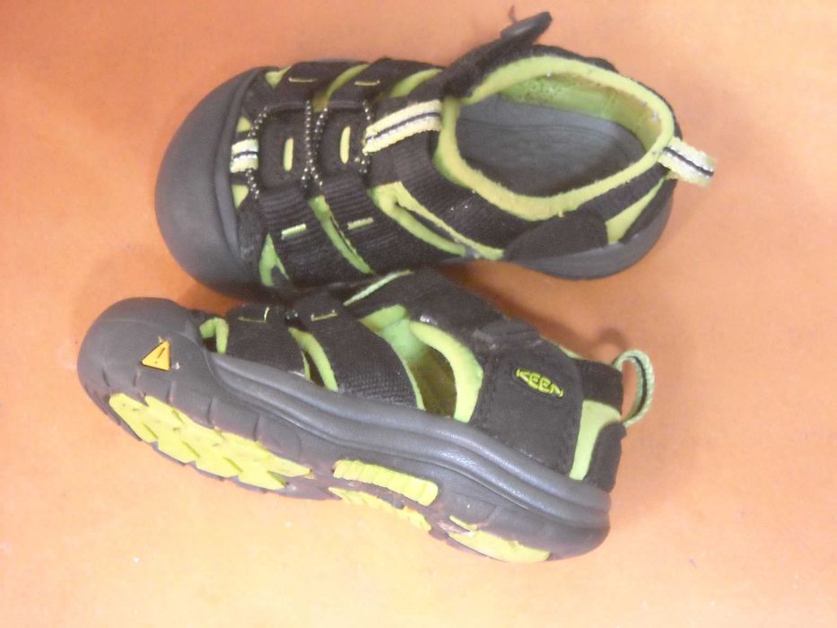 Sandálias Keen e tenis zara nº23