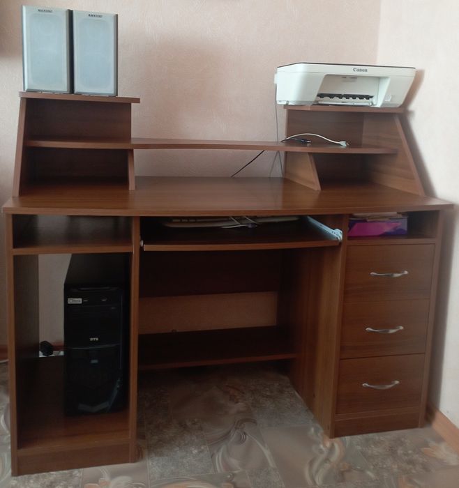 Продам комп'ютерний стіл б/в