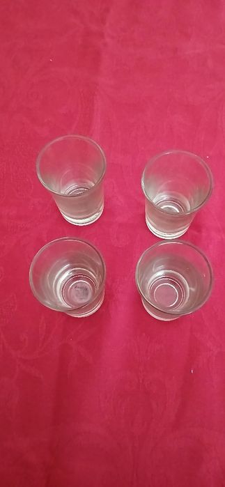 Quatro copos de shot, novos