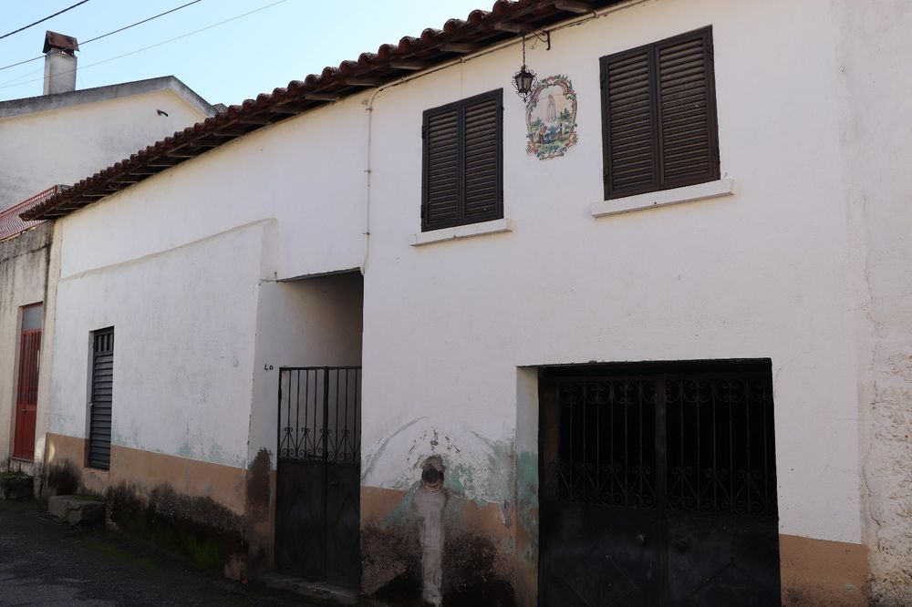 Vendo casa em aldeia tranquila