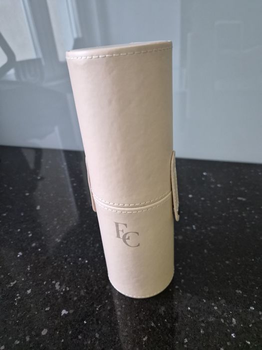 Tuba do przechowywania pędzli Eveline .