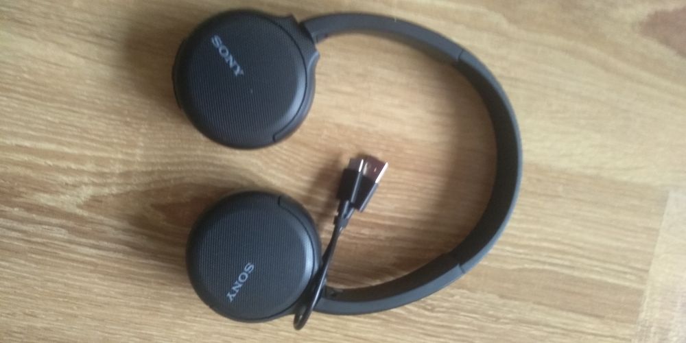 Czarne bezprzewodowe nauszne słuchawki Sony wh-ch-510