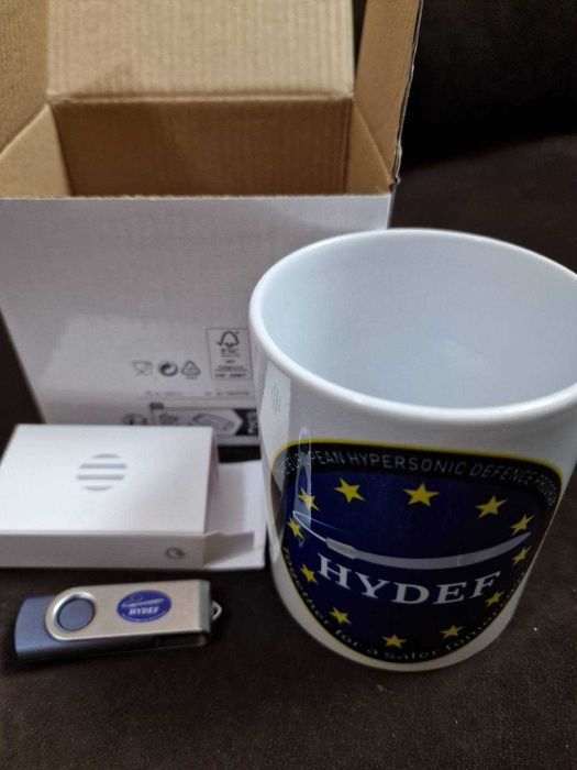Kubek kolekcjonerski i Pendrive 44GB - HYDEF - komplet