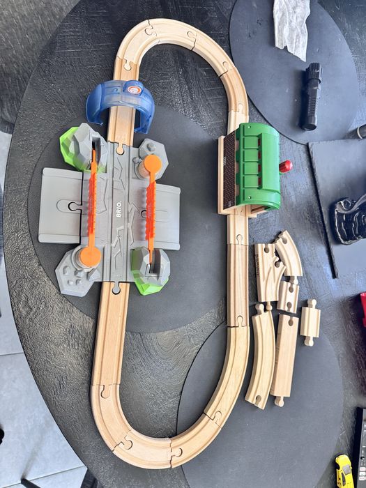 BRIO World SmartTech – Parowozownia 33574 + Przejazd 33965 + Tory