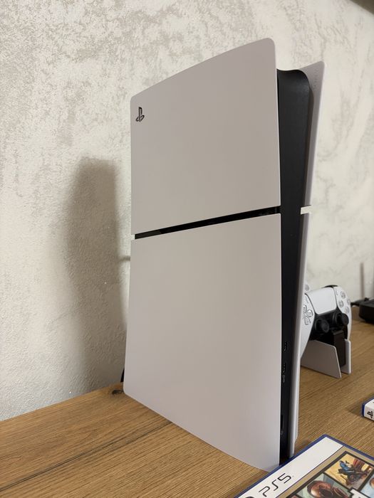 PS5 Slim E-Chassis 1 TB z napedem/2 pady/ładowarka/2 gry