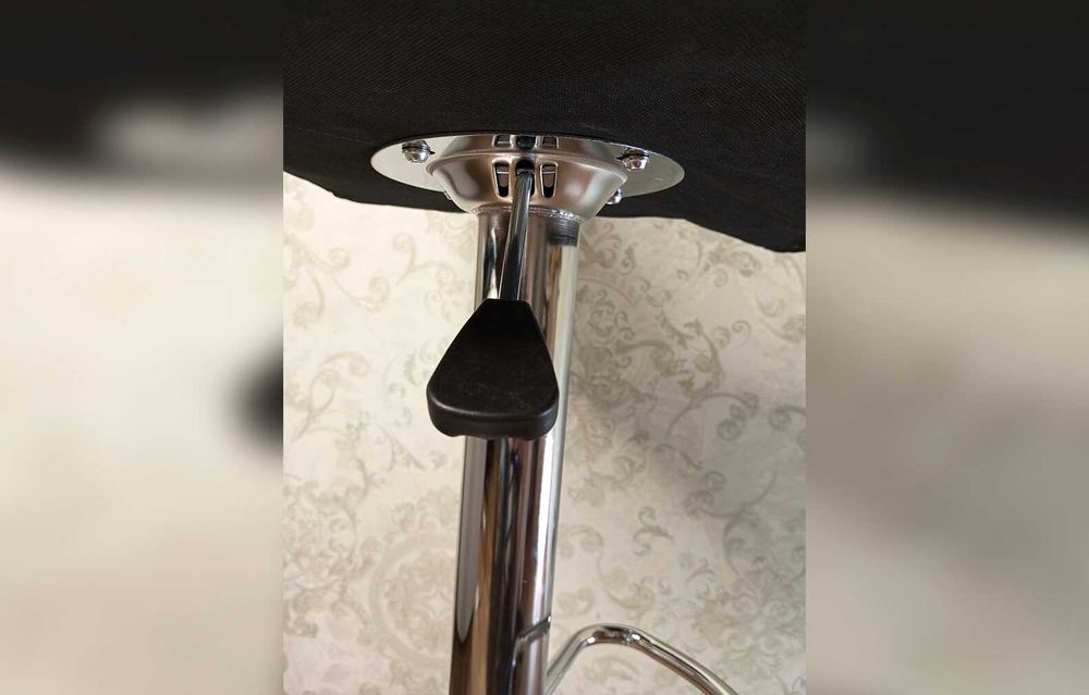 Кресло квадратное барное с серебристой ножкой/Стул барный для мастера