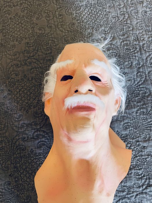 Mascara maleavel e realista, como nova