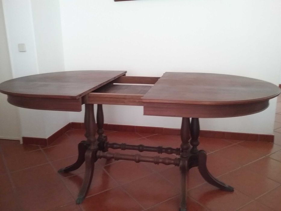 Mesa de sala em madeira maciça