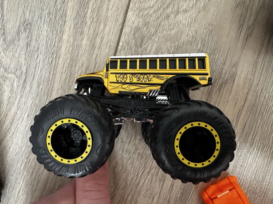 Машинки Hotwheels, монстр трак