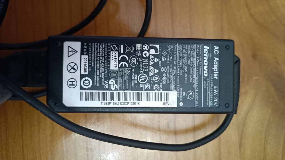 Блок живлення Lenovo adapter 65w 20v, також ще є блок живлення hp