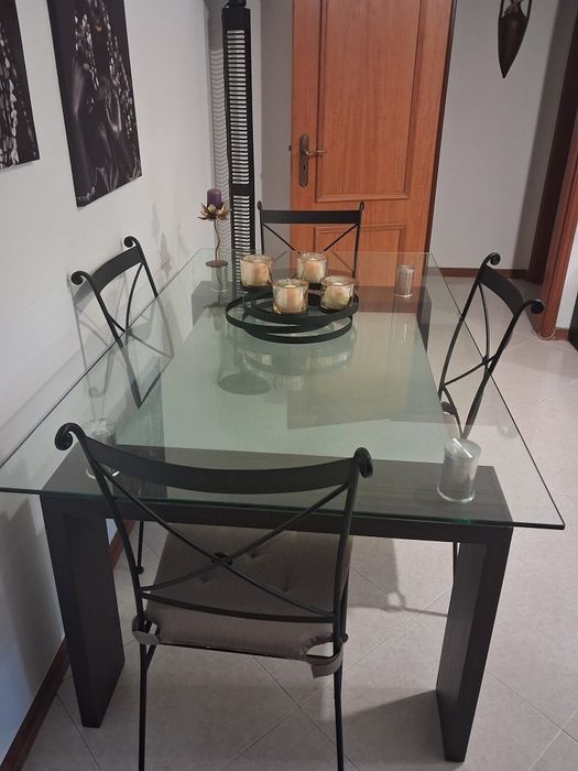 Mesa com tampo em vidro + 4 cadeiras em ferro forjado