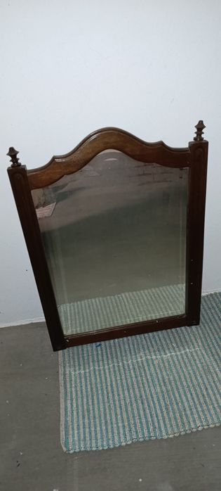 Espelho antigo com moldura em madeira