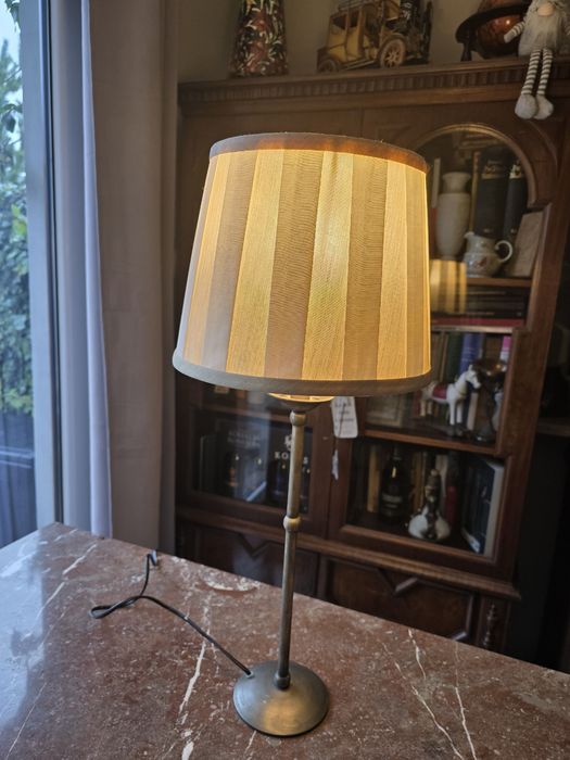 Stara lampka na stalowej nodze