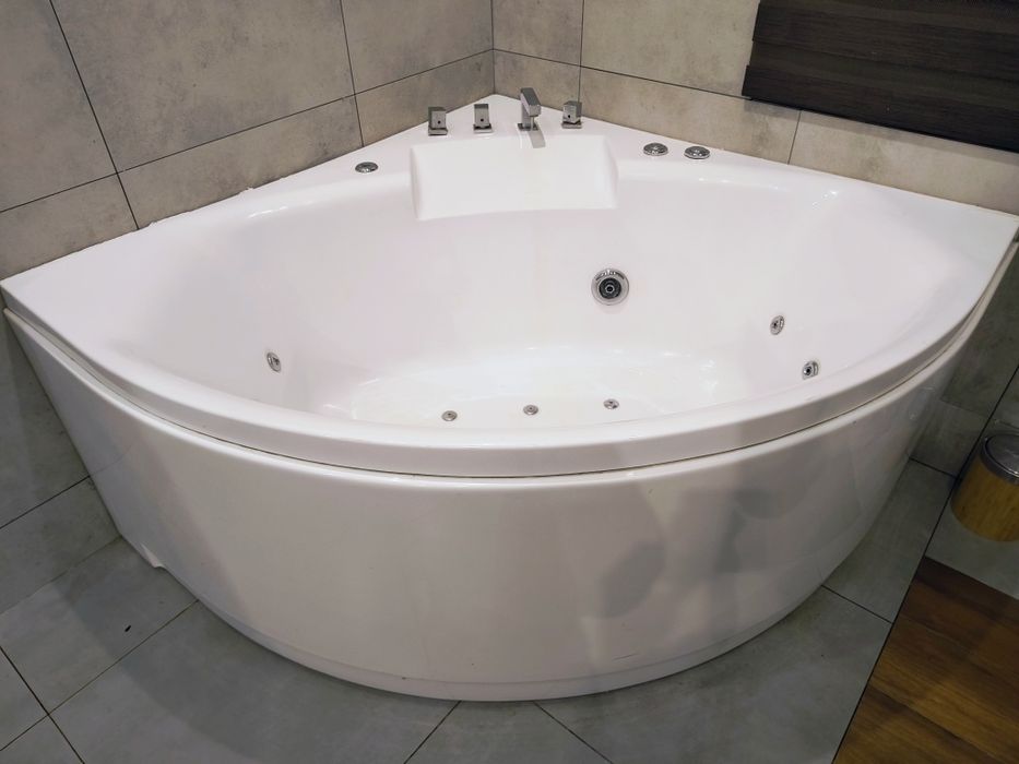 Wanna z hydromasażem/jacuzzi