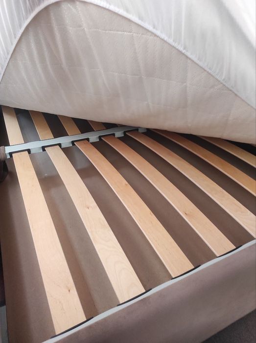 Кровать с матрасом 200х220