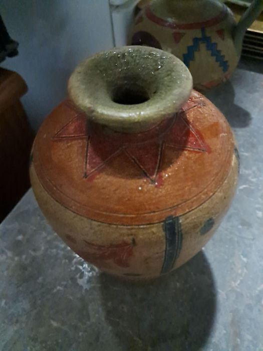 Jarra em barro pintado