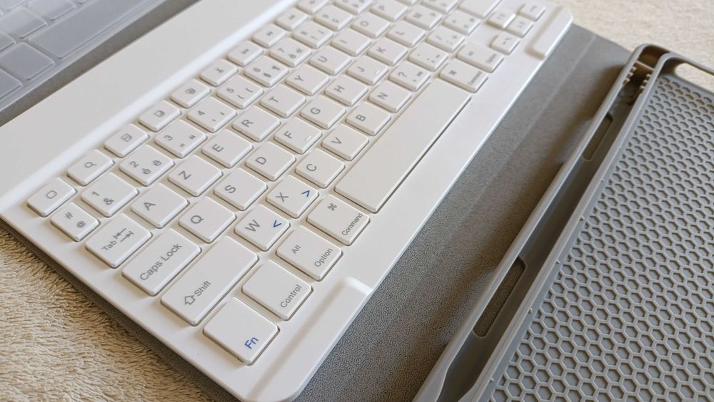 Чохол-клавіатура для iPad 9.7 та інших