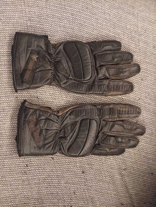 Luvas de moto em cabedal com pins metálicos