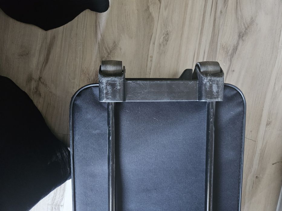 Walizka  czarna  pojemna
