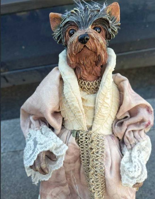 Декоративная кукла/фигурка собаки , йоркширский терьер в одежде.