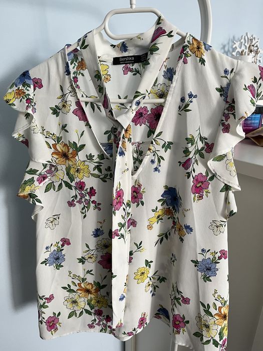 Bluzka z falbankami, kwiaty, rozmiar S, Bershka
