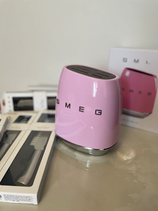 Набір ножів Smeg підставка та 6 ножів