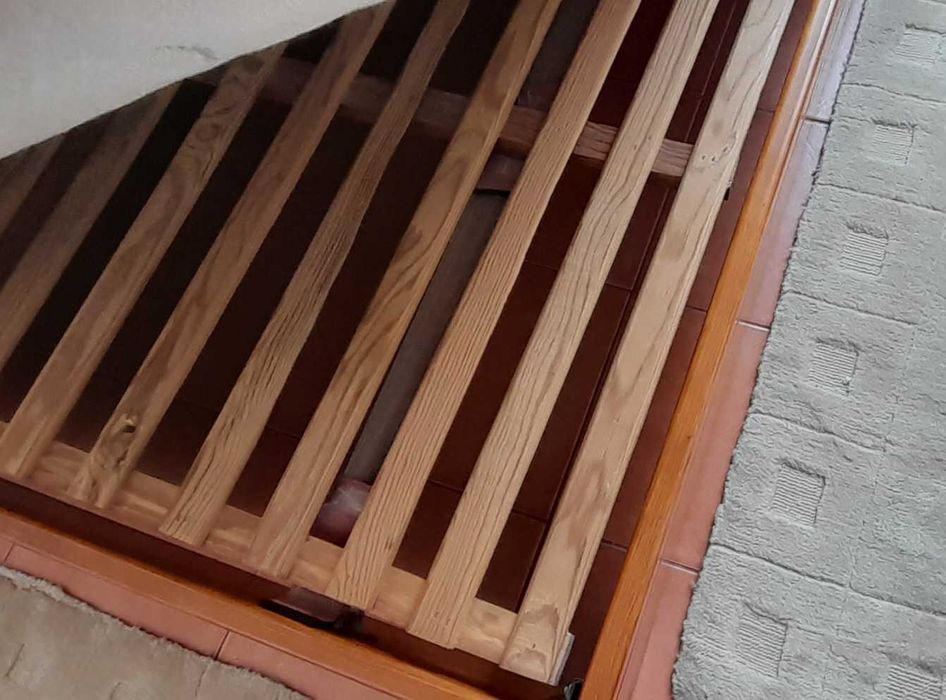 Cama de casal em pinho mel