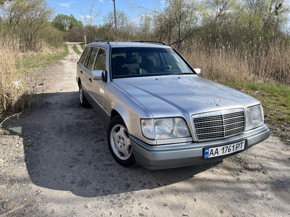 Mercedes S124 wagon e class