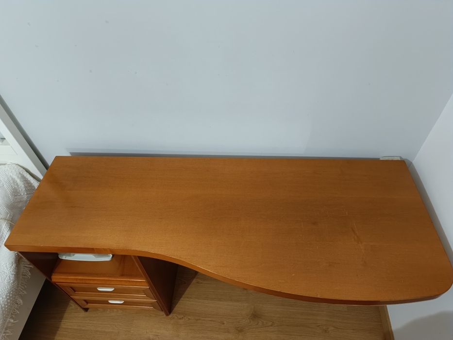 Secretária com gavetas