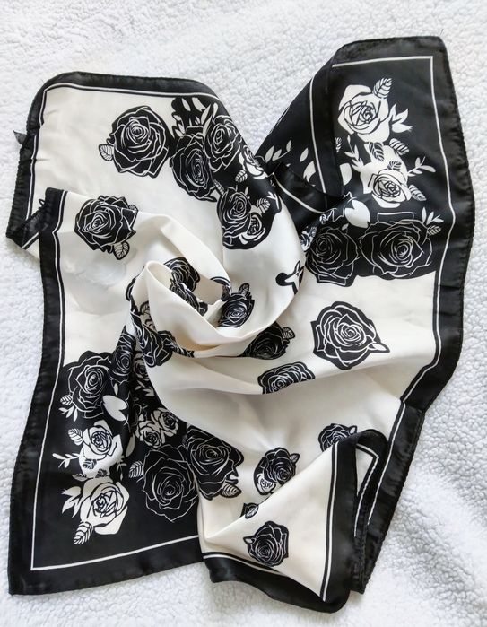 Śliczna Nowa Zwiewna chusta apaszka Silk Feeling/ 68/68  cm