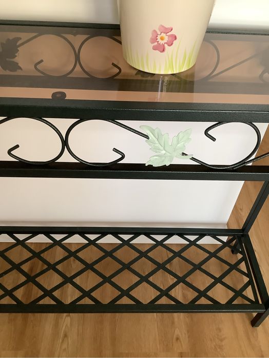 Credencia em ferro usada como nova