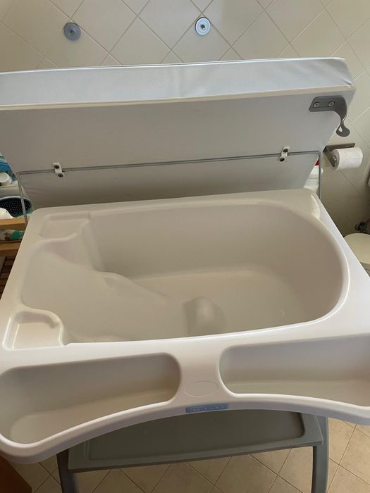 Muda fraldas com banheira