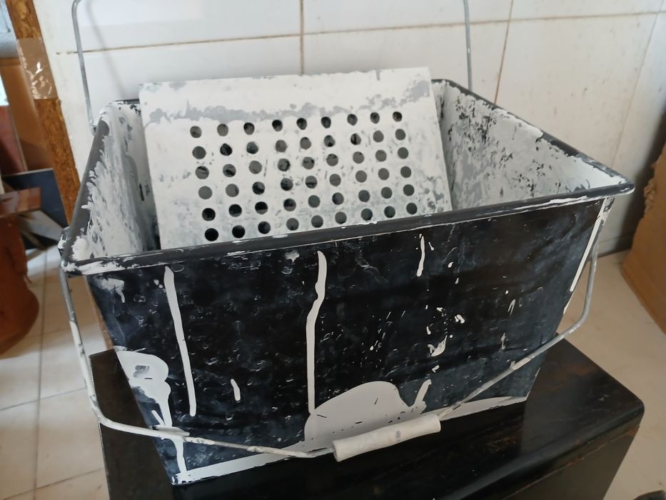 Vendo balde da tinta e taboleiro