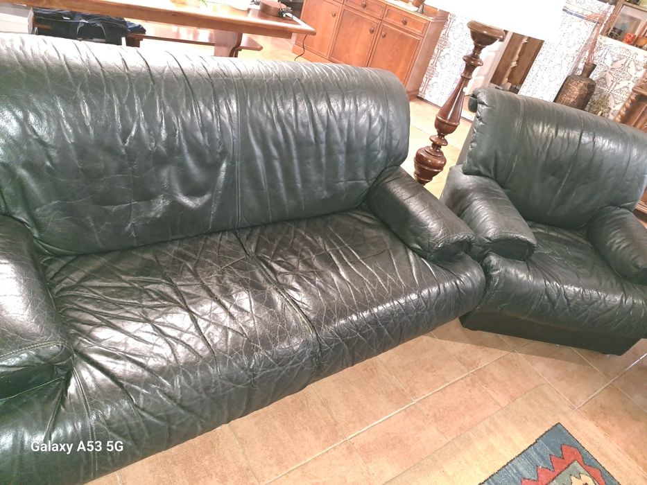 Sofás em pele usados