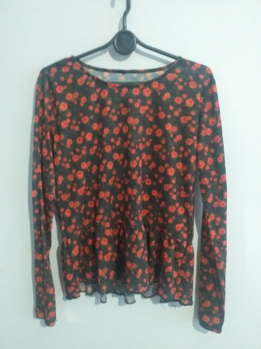 Bluzka w kwiaty z falbanką