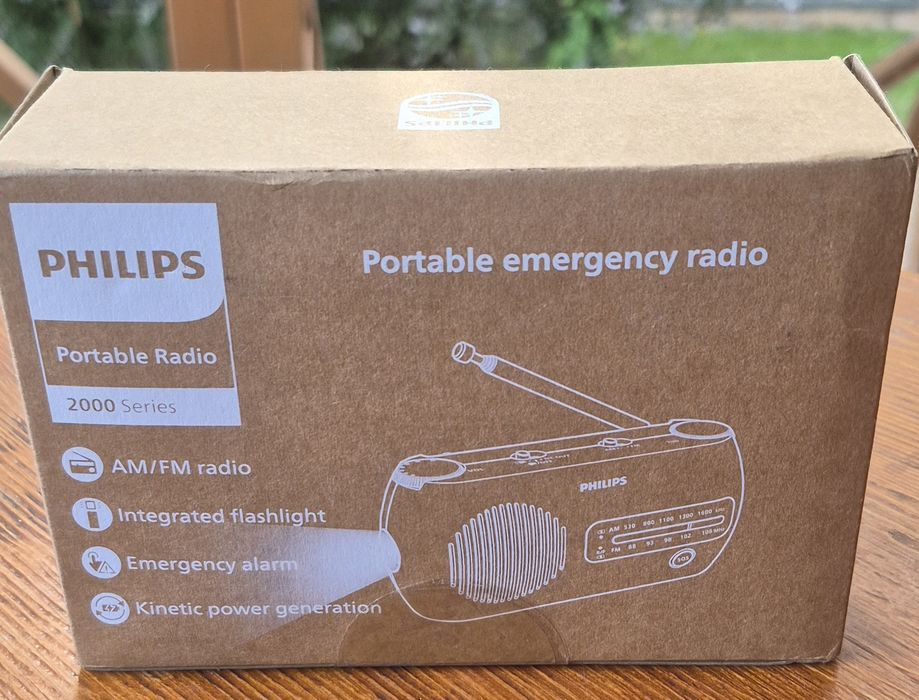 Радіоприймач Philips TAR2100 — AM/FM, LED-ліхтарик, SOS, ручна динамо-зарядка, USB-вихід, живлення від акумулятора або 3×AAA батарейок.