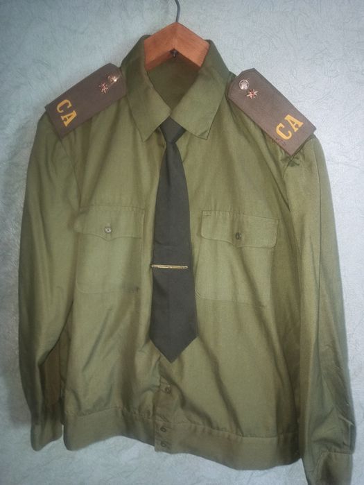 Военная парадная солдатская форма.