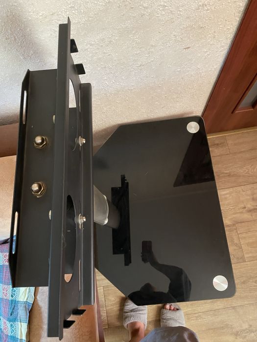 Скляна тумба під телевізор з кріпленням