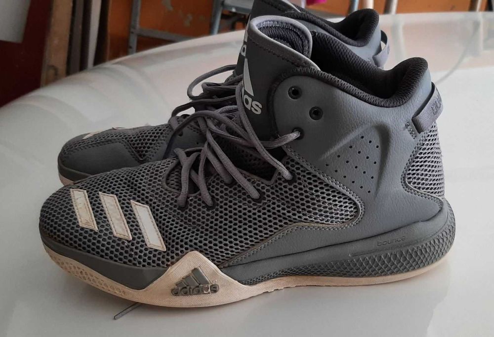 кросівки Adidas.