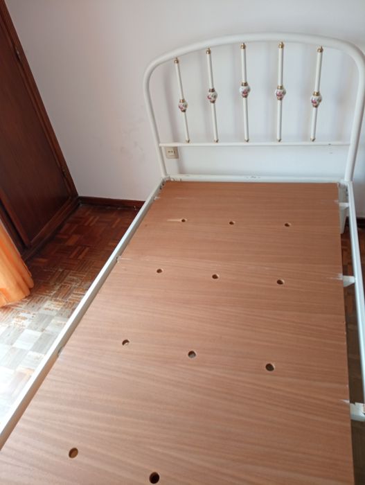 - Cama de Ferro + Estrado + Colchão ortopédico + mesas de cabeceira