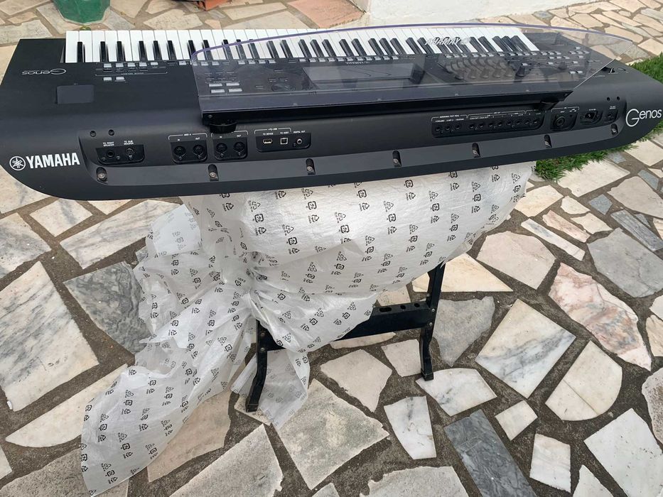 Yamaha Genos Digital Workstation + Colunas Yamaha GNS-MS01