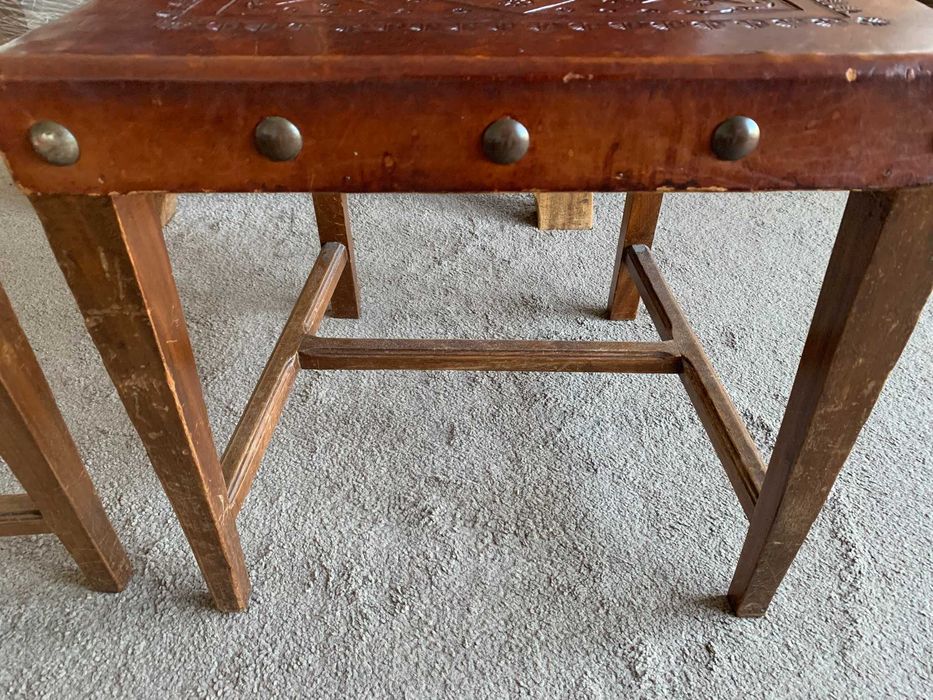 Conjunto de Sala de Jantar Rústica: Mesa Extensível + 6 Cadeiras em Madeira e Couro Lavrado