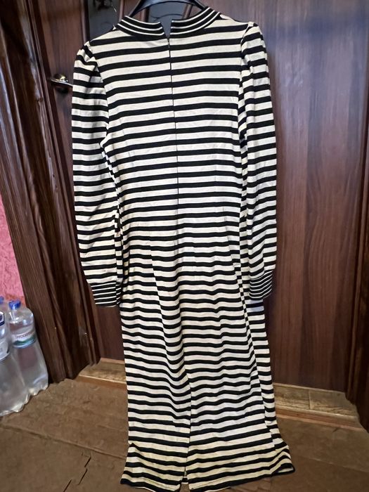 Плаття Rinascimento i платті в стилі Шанель .