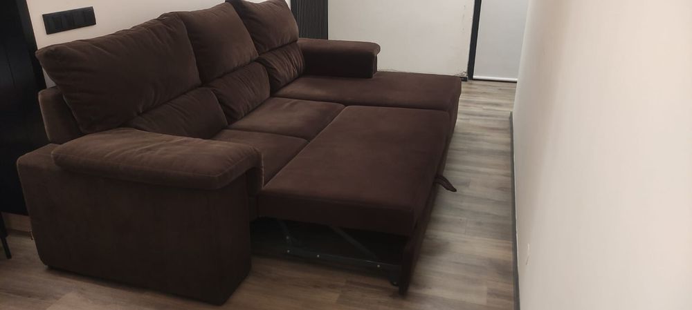 Sofá castanho versátil com boas medidas