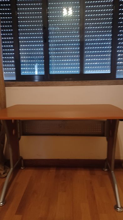 Conjunto de móveis de sala e secretária