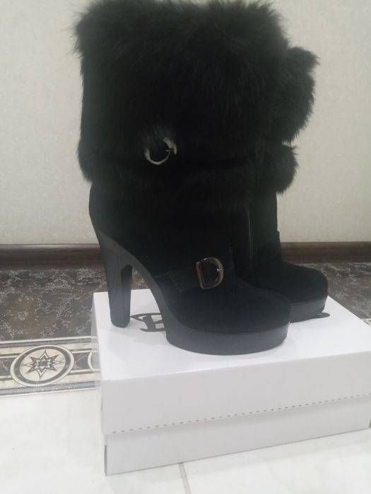 Продам замшеві сапоги