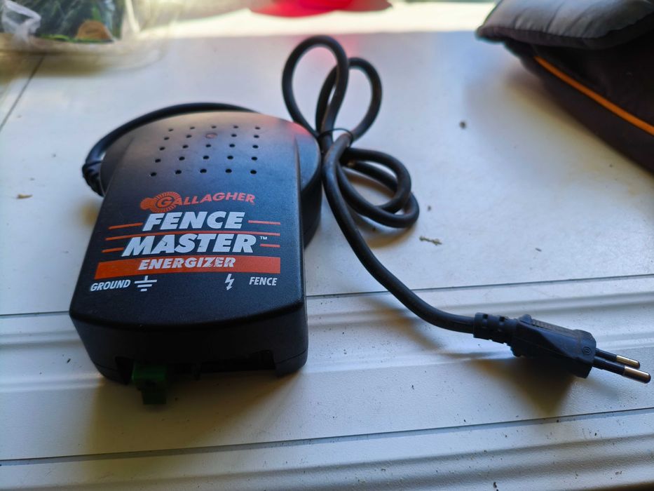 Vendo Energizador para Cerca elétrica animal marca Gallagher.