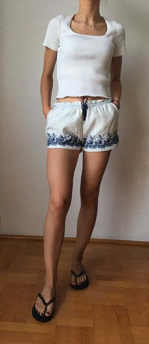 Białe spodenki szorty niebieski haft 40 L Bershka shorts krótkie