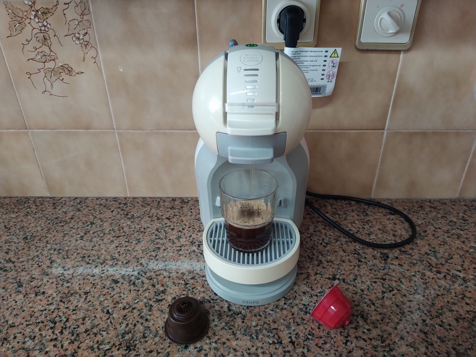 Máquina de café Dolce Gusto cafeteira Krups casa quarto apartamento vivenda escritório gabinete carro cozinha.